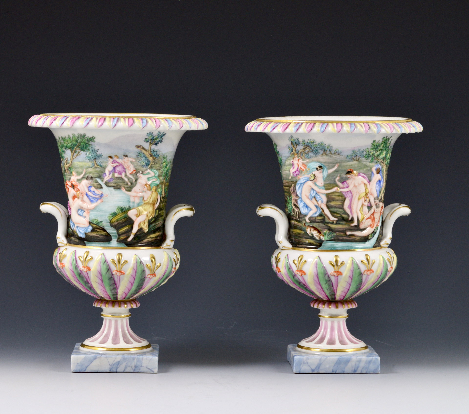 Par de vasos Medici da série com baixos-relevos historiados